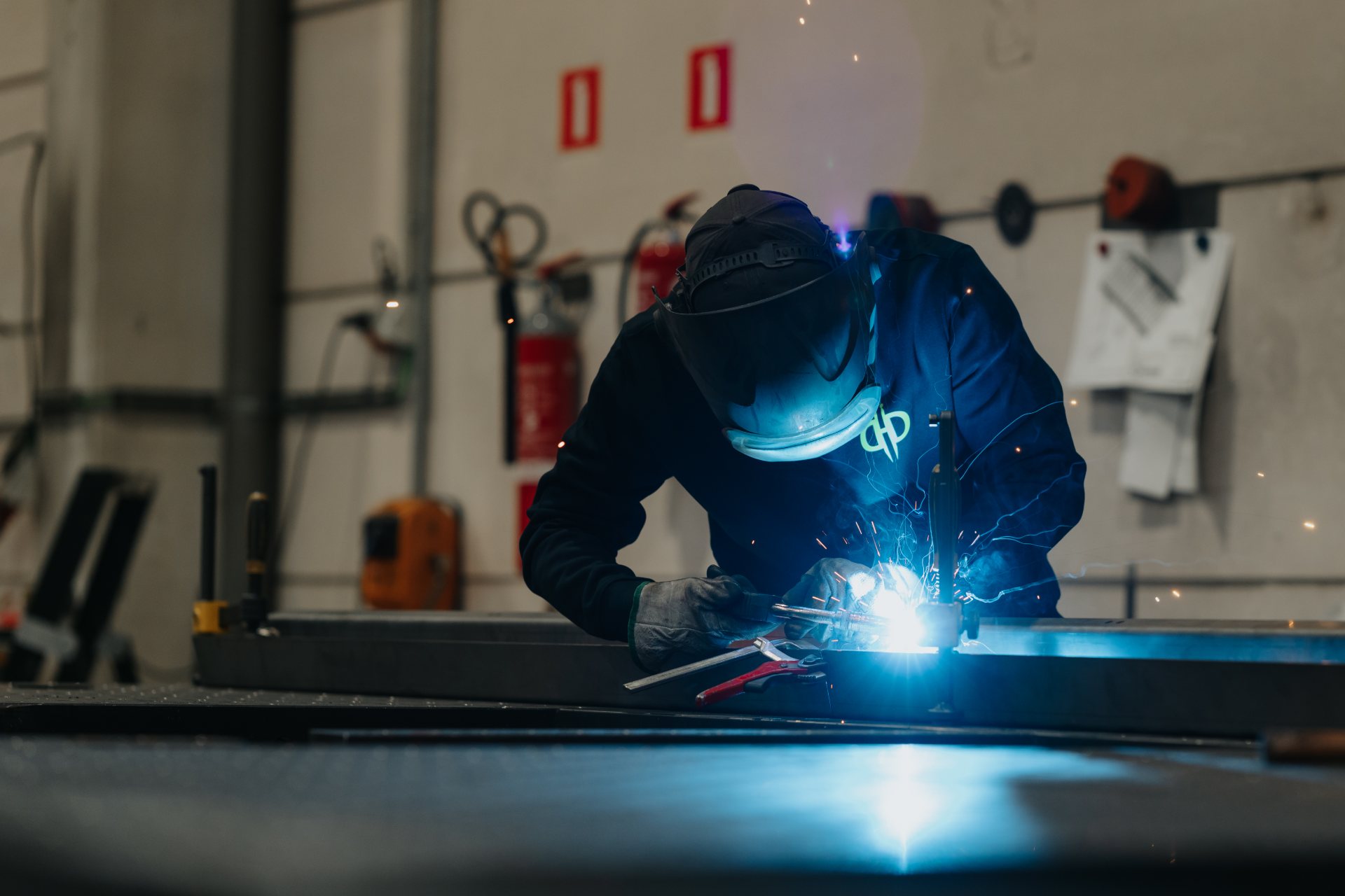 Vakman last stalen onderdelen voor een serre op maat in het atelier van De Nieuwe Smid in Lier