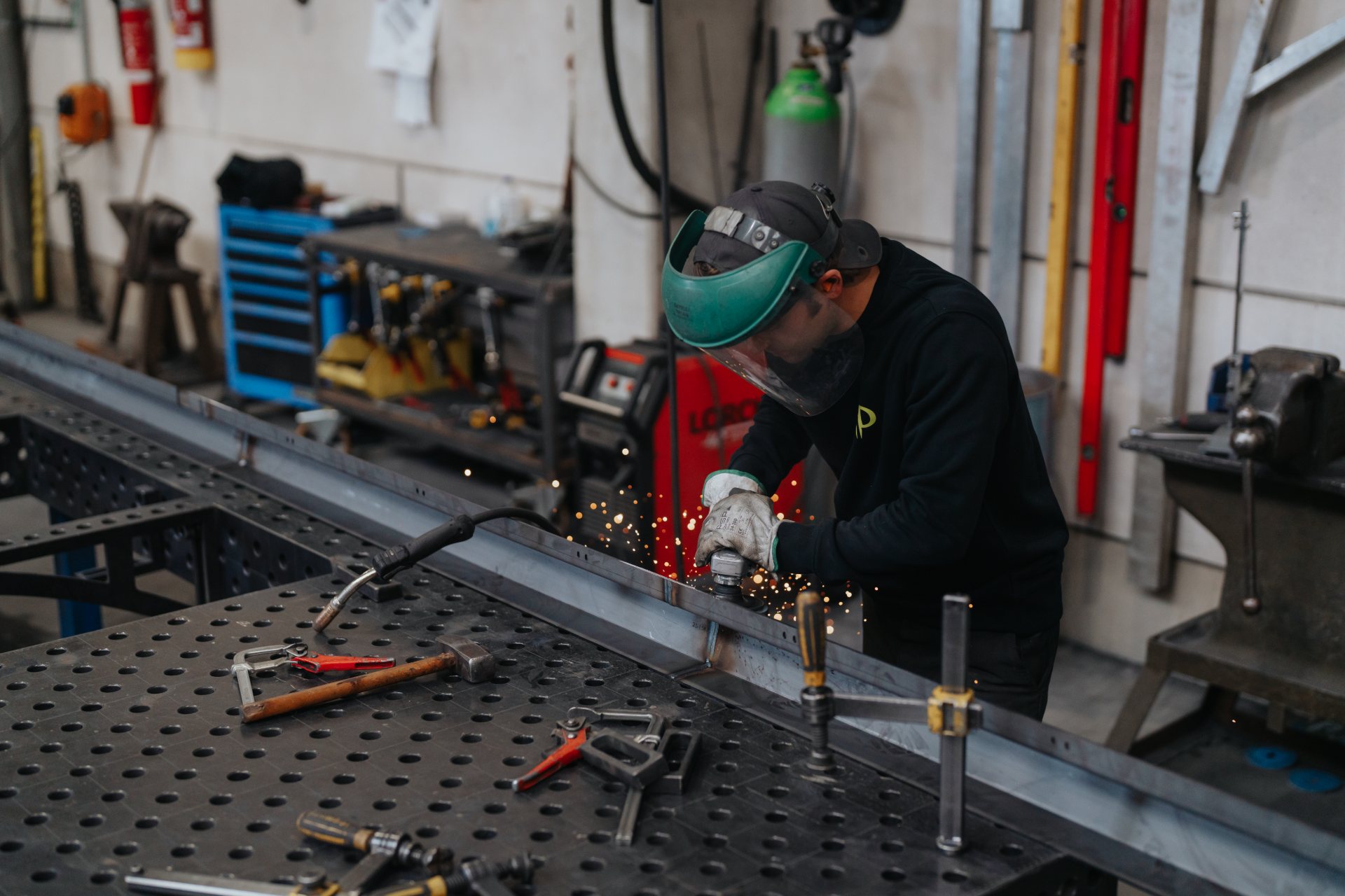 Vakman werkt een staalconstructie op maat af op de lastafel in het atelier van De Nieuwe Smid in Lier